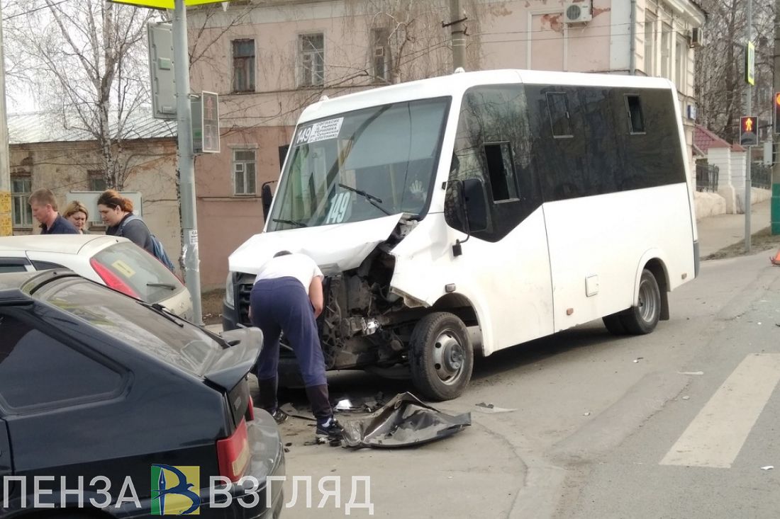 На перекрестке в центре Пензы маршрутка и иномарка устроили аварию