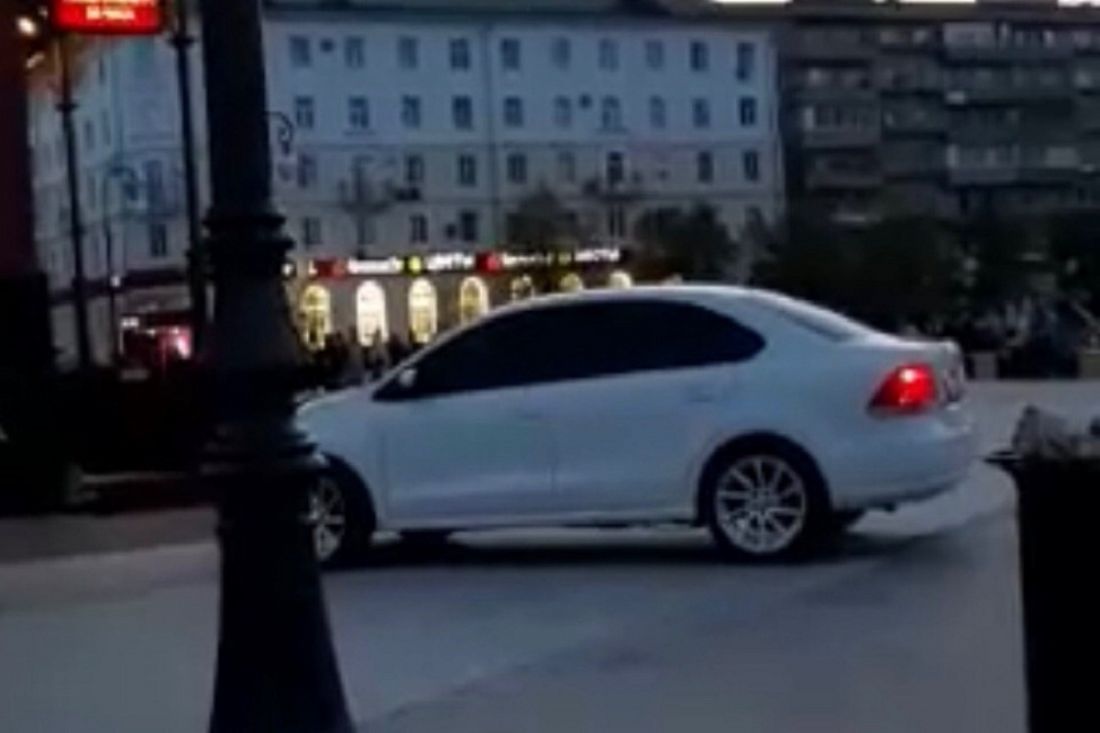Пензенцев возмутила езда иномарки по пешеходной зоне на площади Ленина
