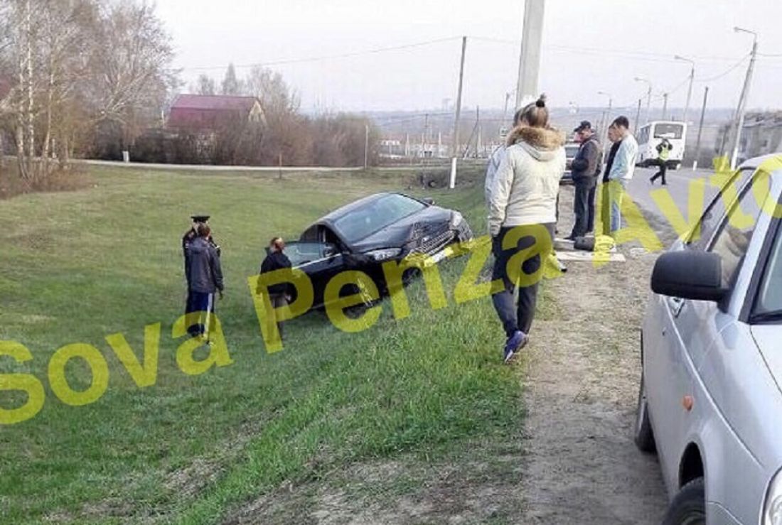 Водитель сбежал. В Грабово автомобиль снес дорожный знак